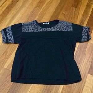 Chrldr Women’s Black T-Shirt With Cheetah Print Sleeves Size XS